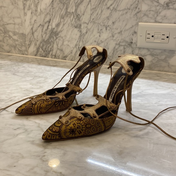 MANOLO BLAHNIK 100th Anniversary Sandal in Gold - Picture 3 of 5